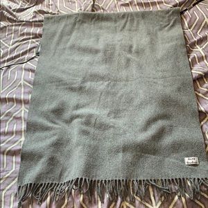 Acne scarf